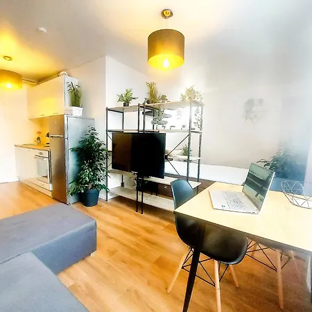Cofy Rentals - Near-Centrally Located, Quiet District, Air-Conditioning, Free Parking, 24-7 Express Check-In-Out, Close To Nature, Everything You Need For Living! Tartu Room photo