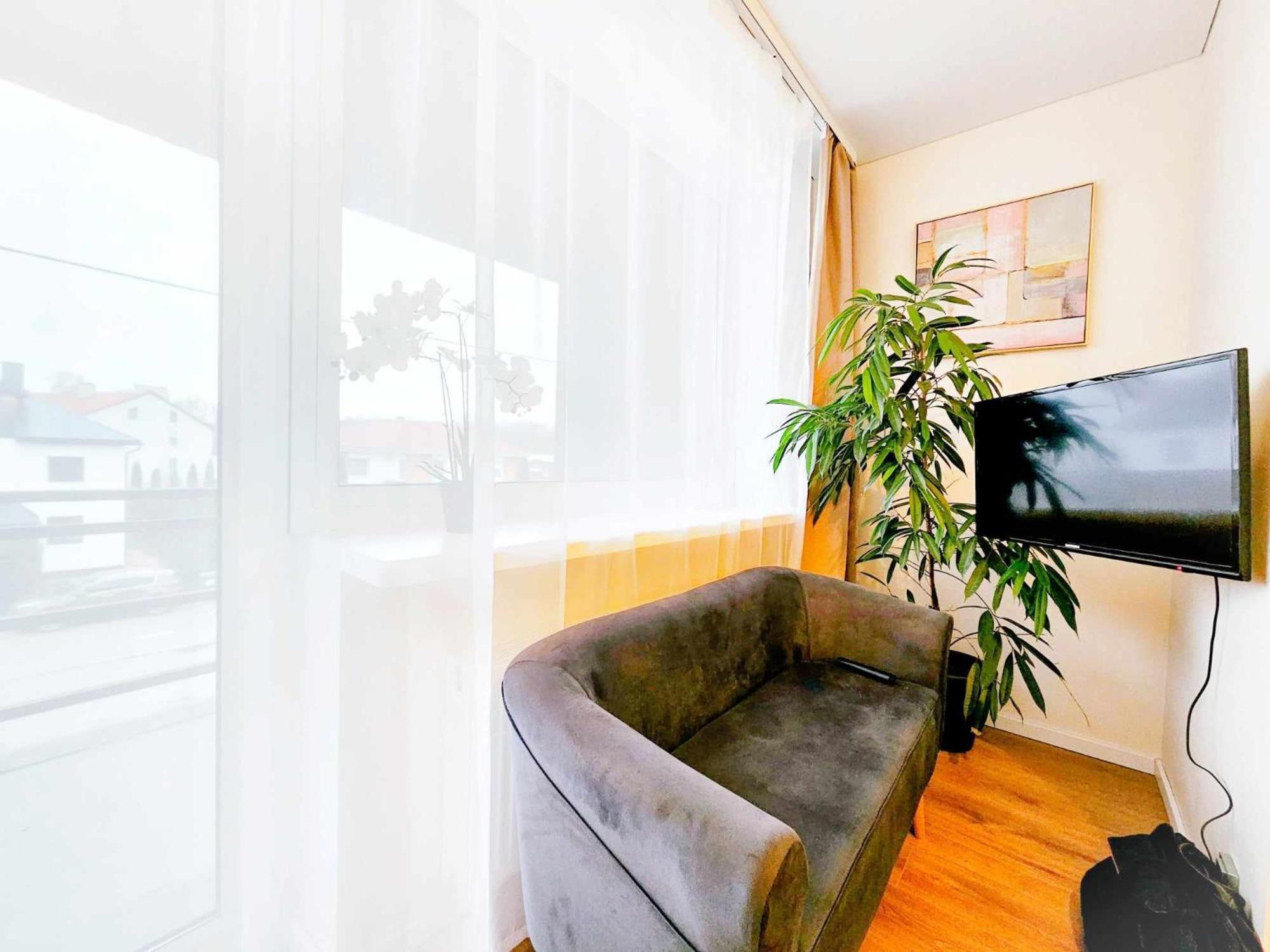 Cofy - Near-centrally Located, Quiet District, Air-conditioning, Free Parking, 24-7 Express Check-in-out, Close To Nature, Everything Need For Living!