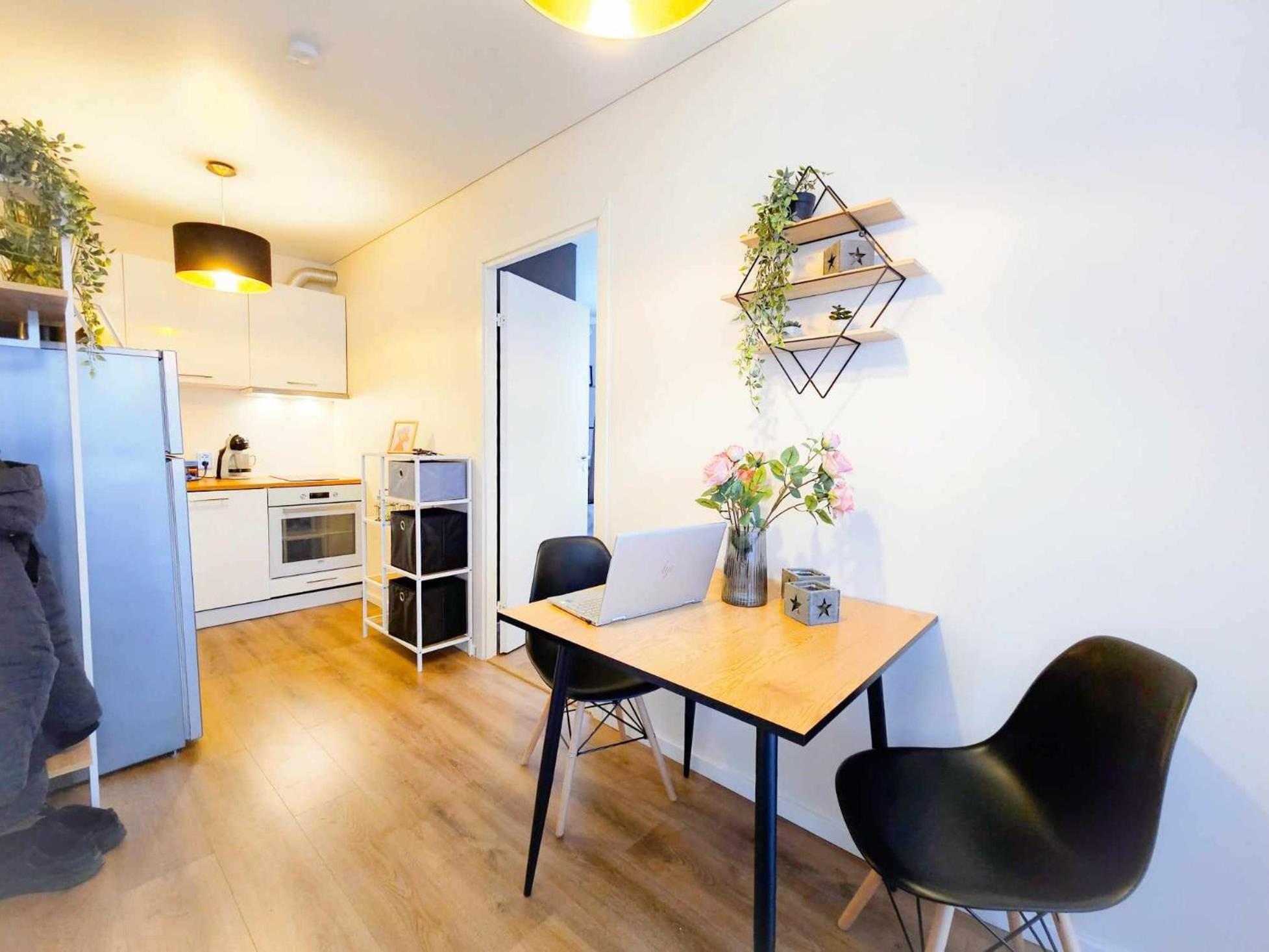 Cofy - Near-centrally Located, Quiet District, Air-conditioning, Free Parking, 24-7 Express Check-in-out, Close To Nature, Everything Need For Living! Apartment
