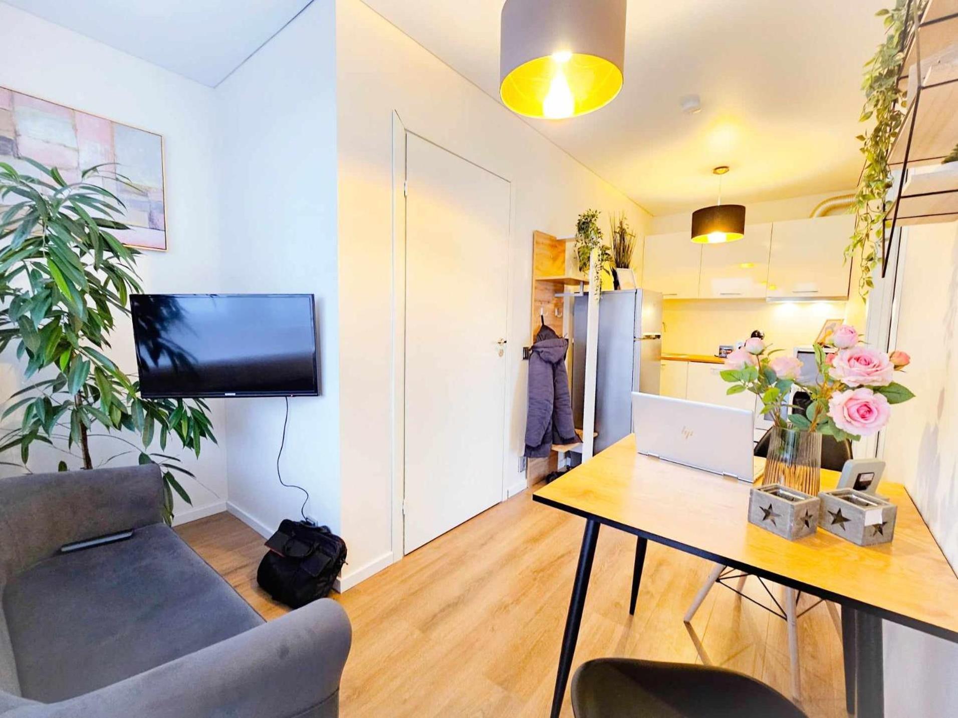 Apartment Cofy - Near-centrally Located, Quiet District, Air-conditioning, Free Parking, 24-7 Express Check-in-out, Close To Nature, Everything Need For Living!