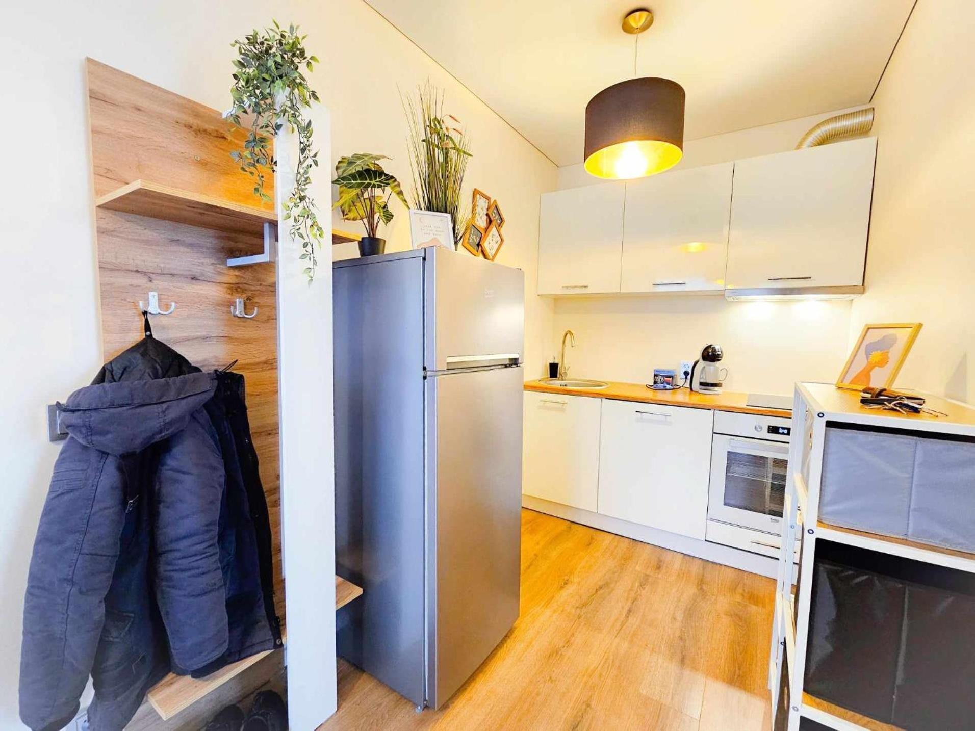 Cofy - Near-centrally Located, Quiet District, Air-conditioning, Free Parking, 24-7 Express Check-in-out, Close To Nature, Everything Need For Living! Apartment
