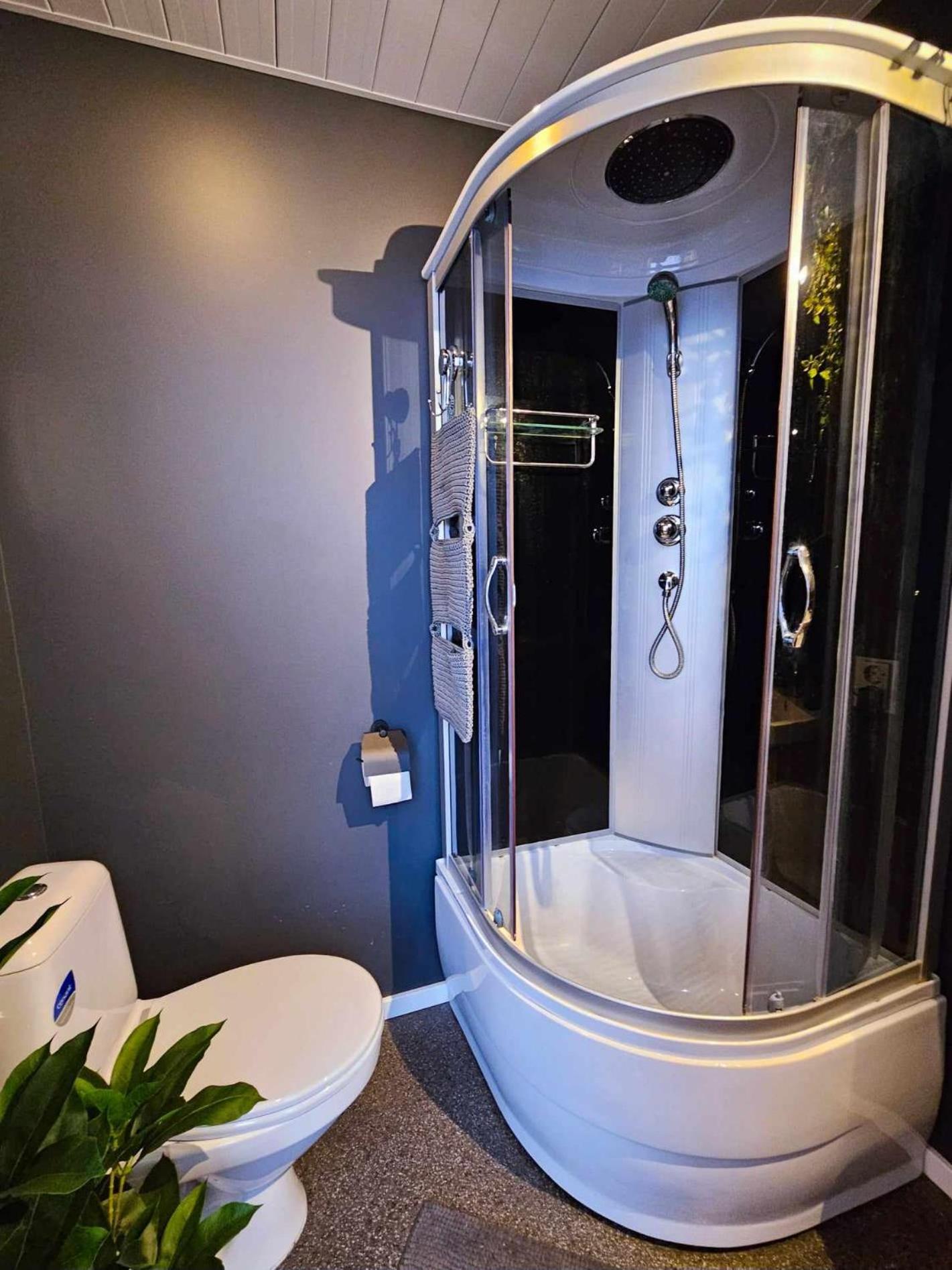 Apartment Cofy - Near-centrally Located, Quiet District, Air-conditioning, Free Parking, 24-7 Express Check-in-out, Close To Nature, Everything Need For Living! *