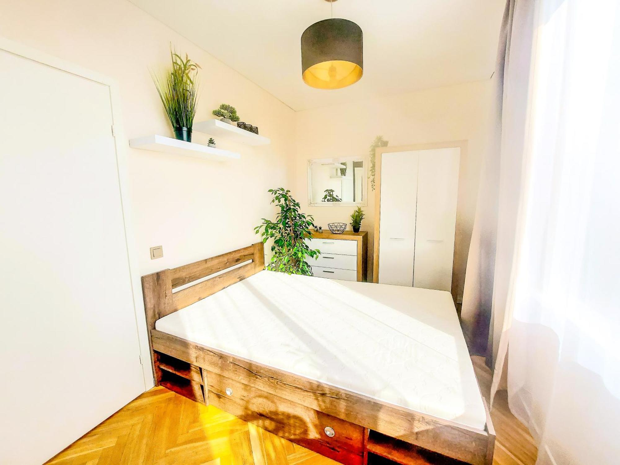 Apartment Cofy - Near-centrally Located, Quiet District, Air-conditioning, Free Parking, 24-7 Express Check-in-out, Close To Nature, Everything Need For Living! *