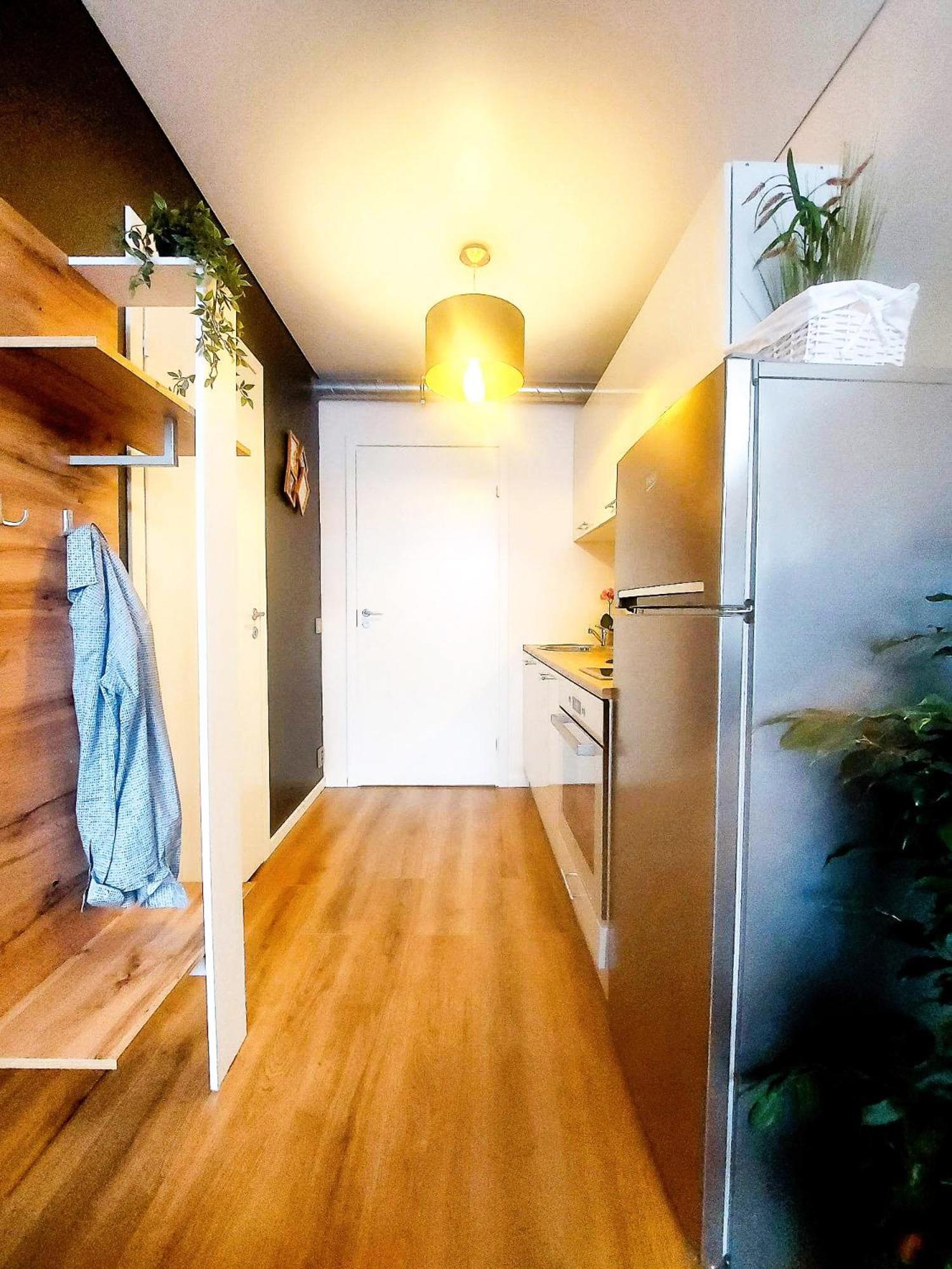Cofy - Near-centrally Located, Quiet District, Air-conditioning, Free Parking, 24-7 Express Check-in-out, Close To Nature, Everything Need For Living! Apartment