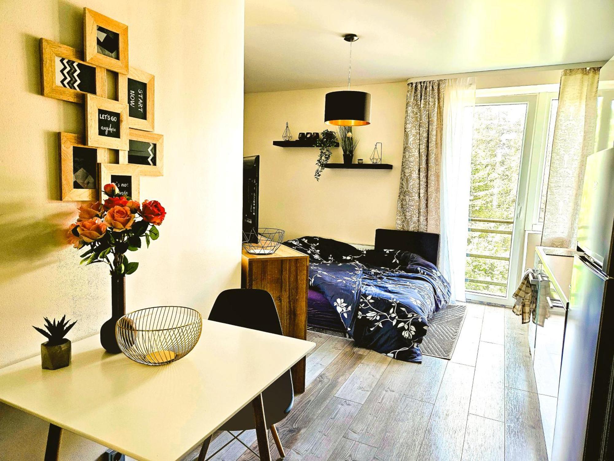 Cofy - Near-centrally Located, Quiet District, Air-conditioning, Free Parking, 24-7 Express Check-in-out, Close To Nature, Everything Need For Living! Apartment *