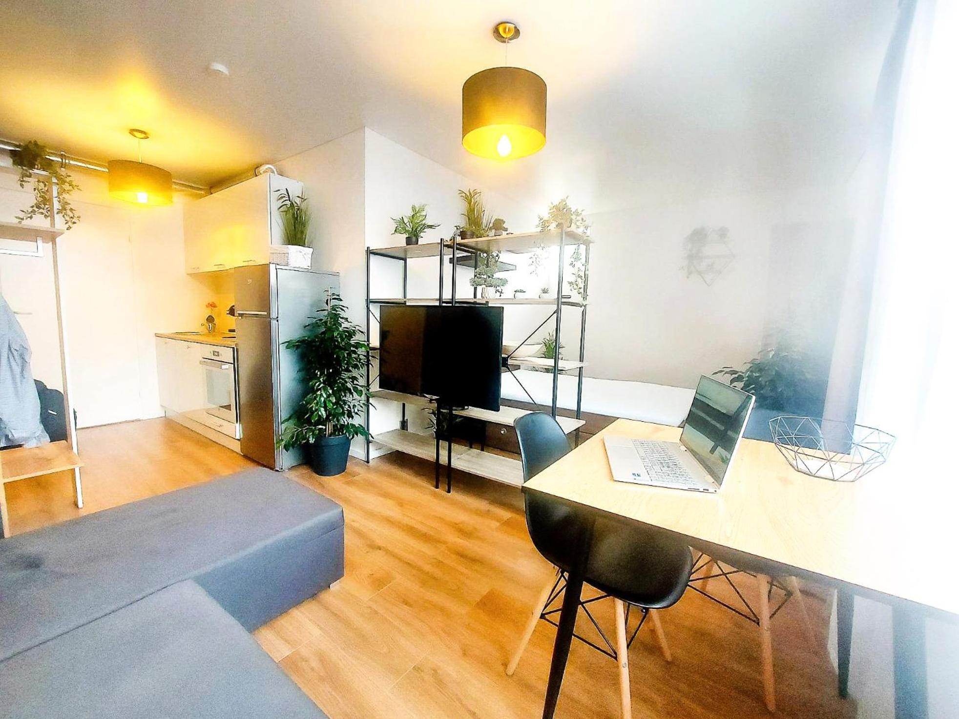 Apartment Cofy - Near-centrally Located, Quiet District, Air-conditioning, Free Parking, 24-7 Express Check-in-out, Close To Nature, Everything Need For Living! *