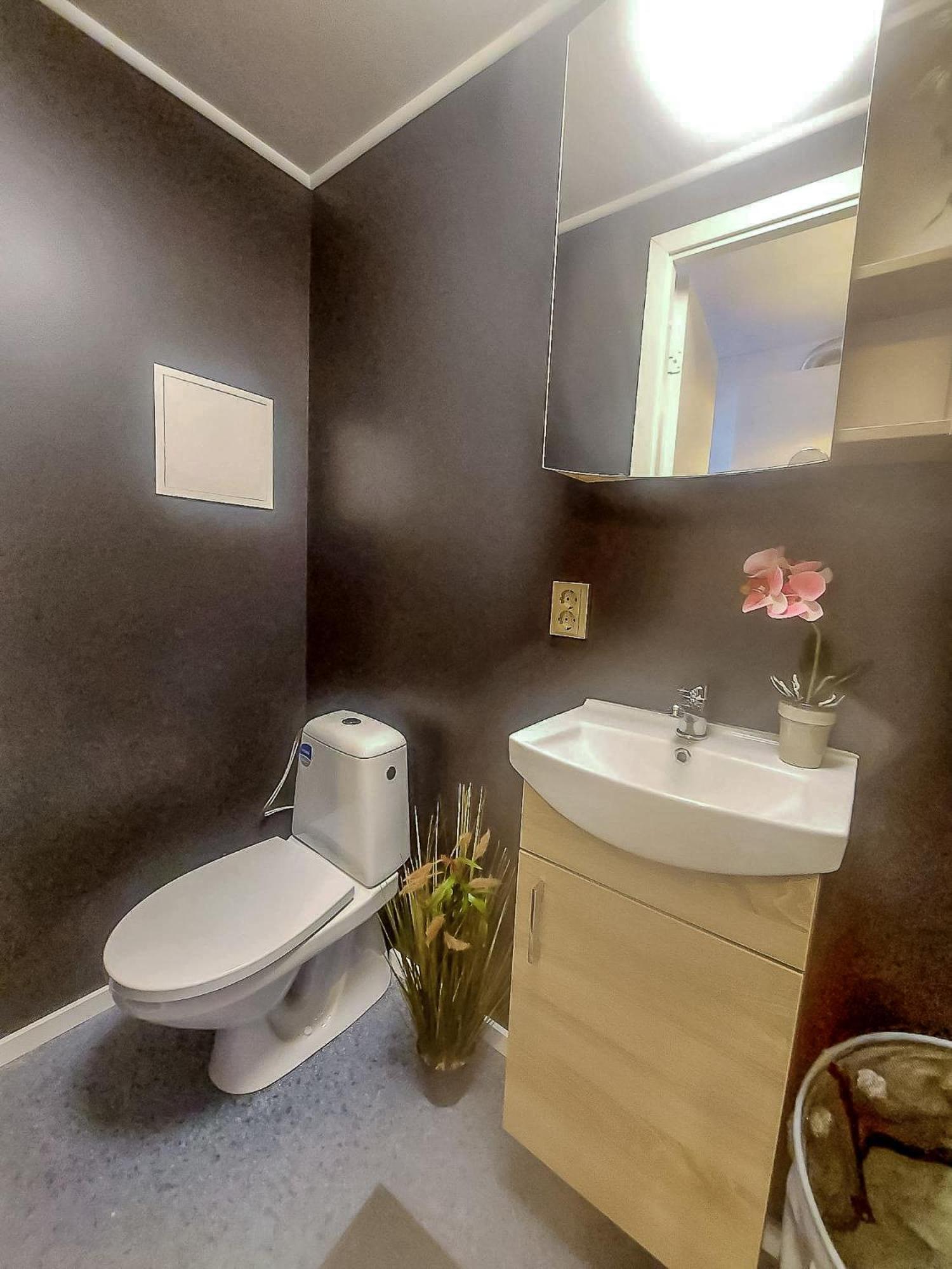 Cofy - Near-centrally Located, Quiet District, Air-conditioning, Free Parking, 24-7 Express Check-in-out, Close To Nature, Everything Need For Living! Apartment