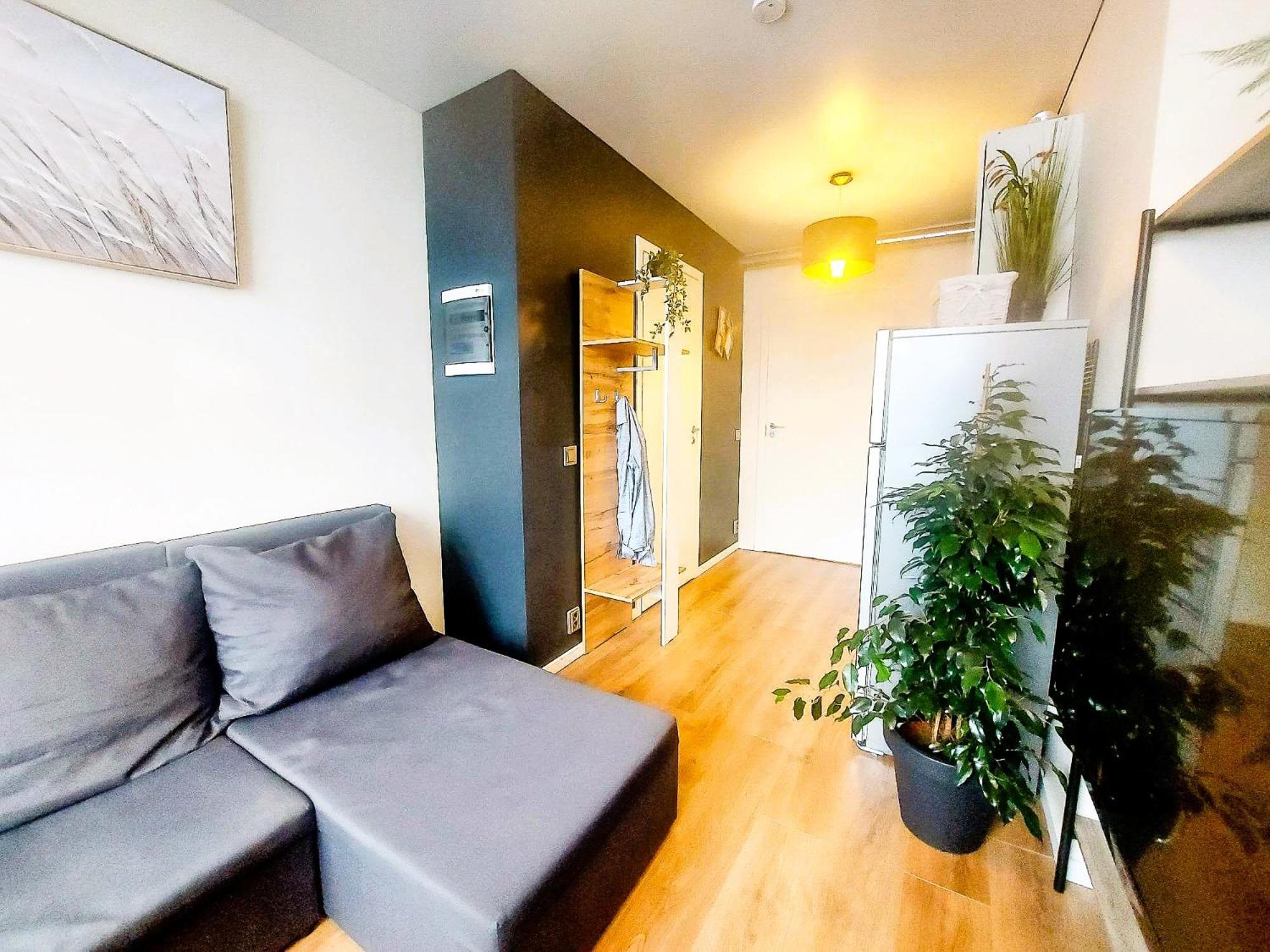 Cofy - Near-centrally Located, Quiet District, Air-conditioning, Free Parking, 24-7 Express Check-in-out, Close To Nature, Everything Need For Living! Apartment *