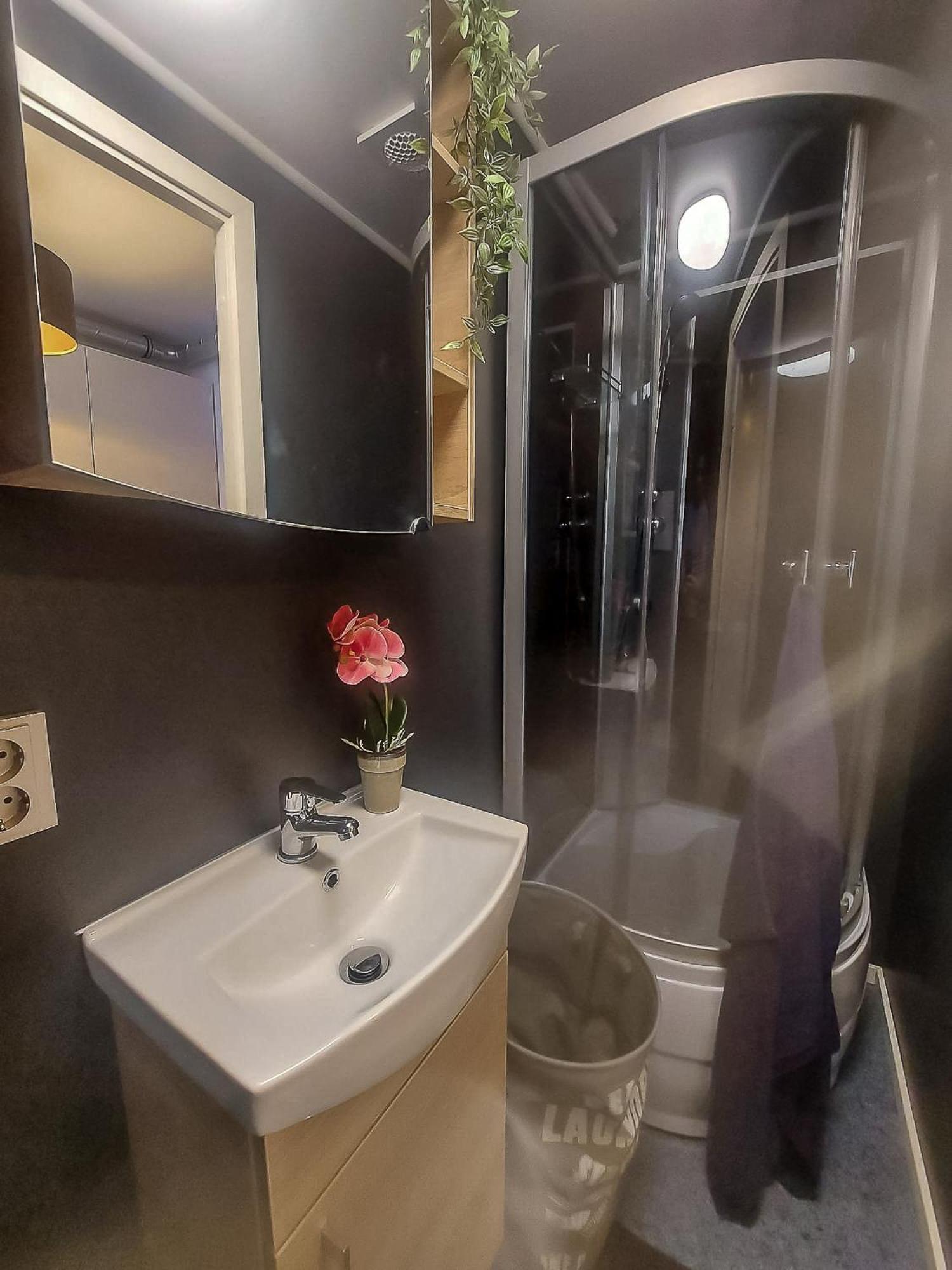 Cofy - Near-centrally Located, Quiet District, Air-conditioning, Free Parking, 24-7 Express Check-in-out, Close To Nature, Everything Need For Living! *