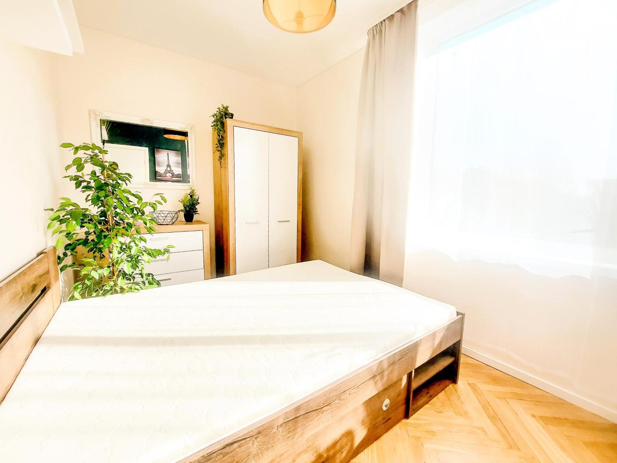 Cofy - Near-centrally Located, Quiet District, Air-conditioning, Free Parking, 24-7 Express Check-in-out, Close To Nature, Everything Need For Living! Apartment *