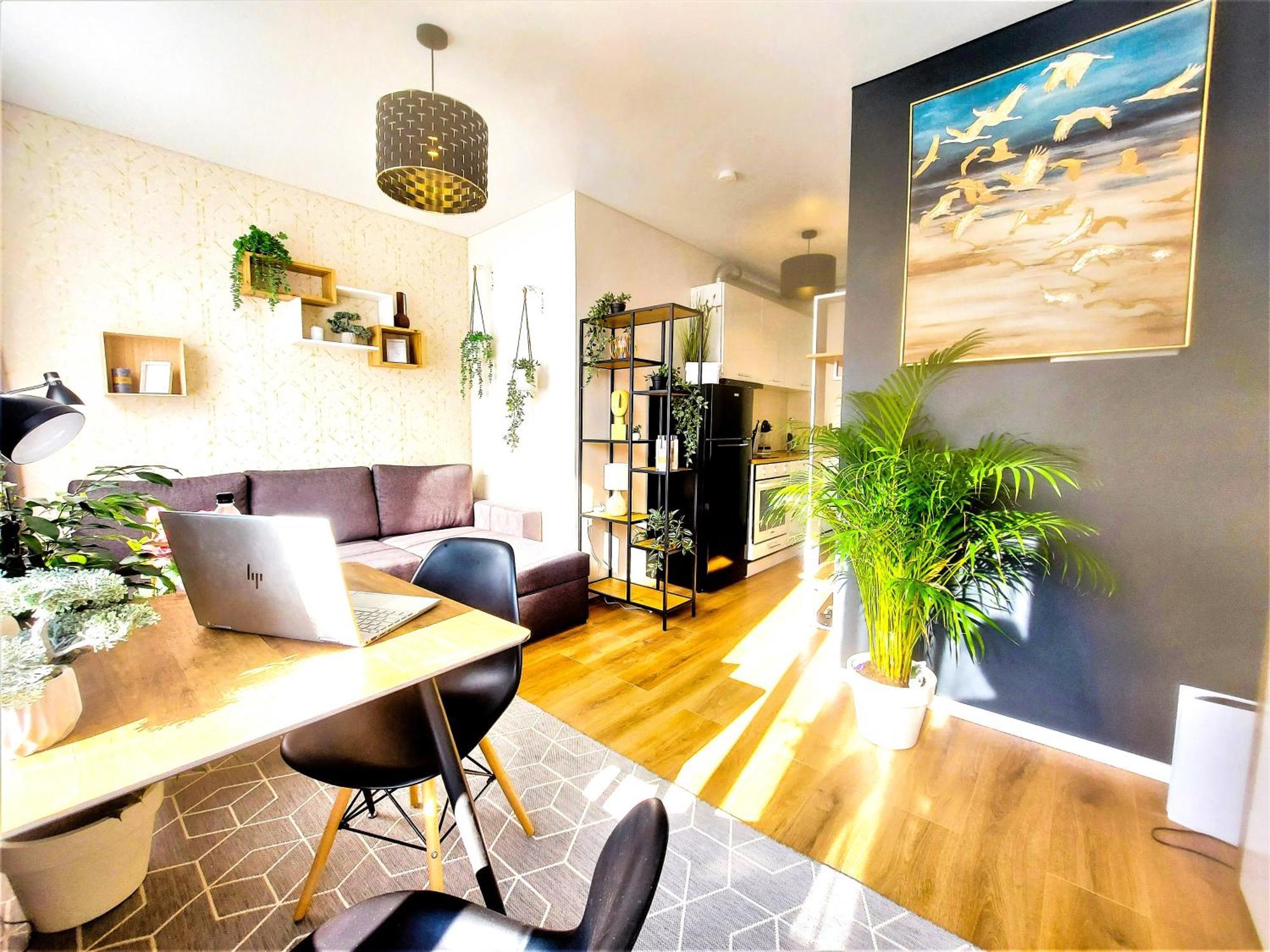 Cofy - Near-centrally Located, Quiet District, Air-conditioning, Free Parking, 24-7 Express Check-in-out, Close To Nature, Everything Need For Living! Apartment *