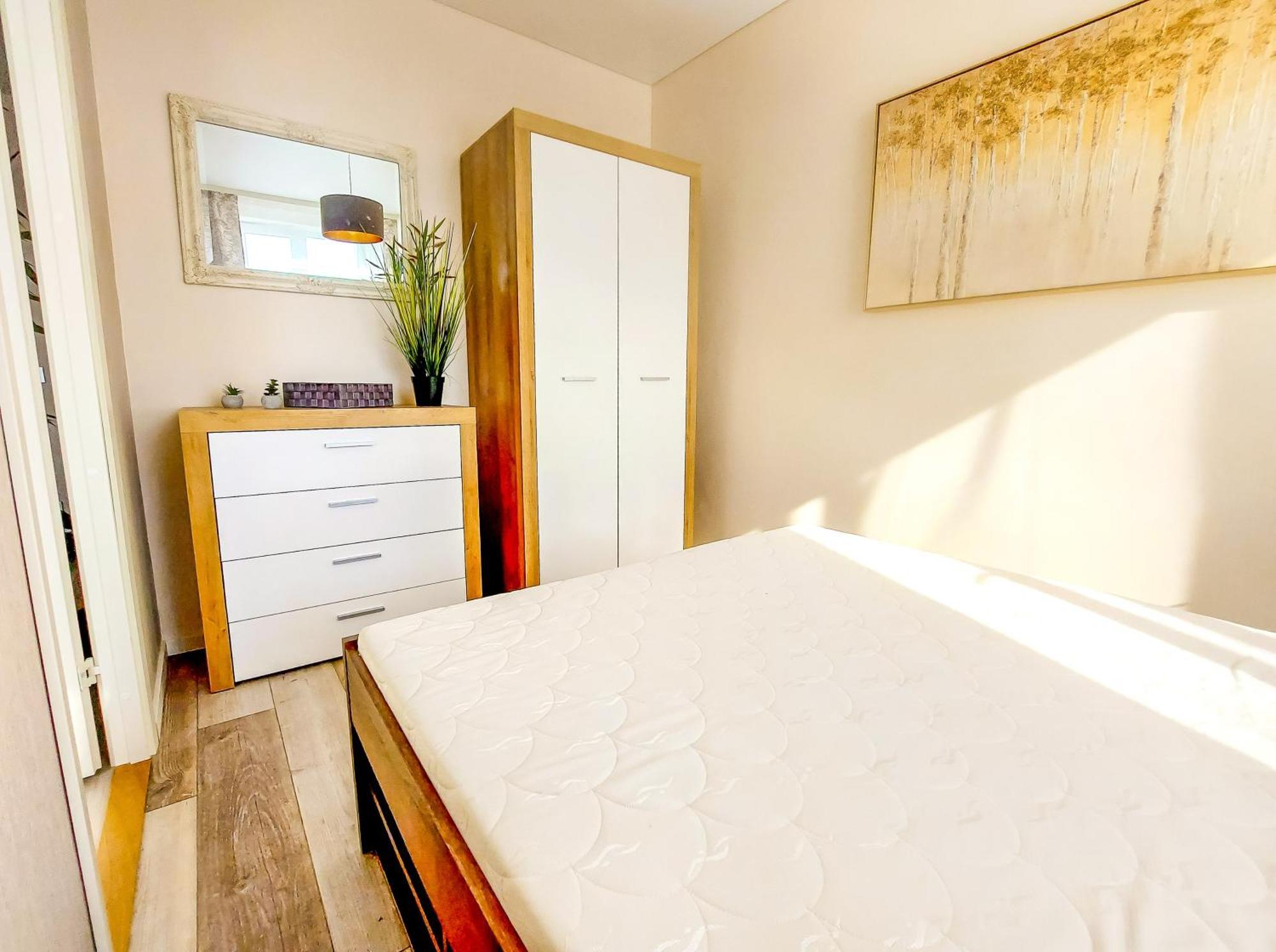 Cofy - Near-centrally Located, Quiet District, Air-conditioning, Free Parking, 24-7 Express Check-in-out, Close To Nature, Everything Need For Living! *
