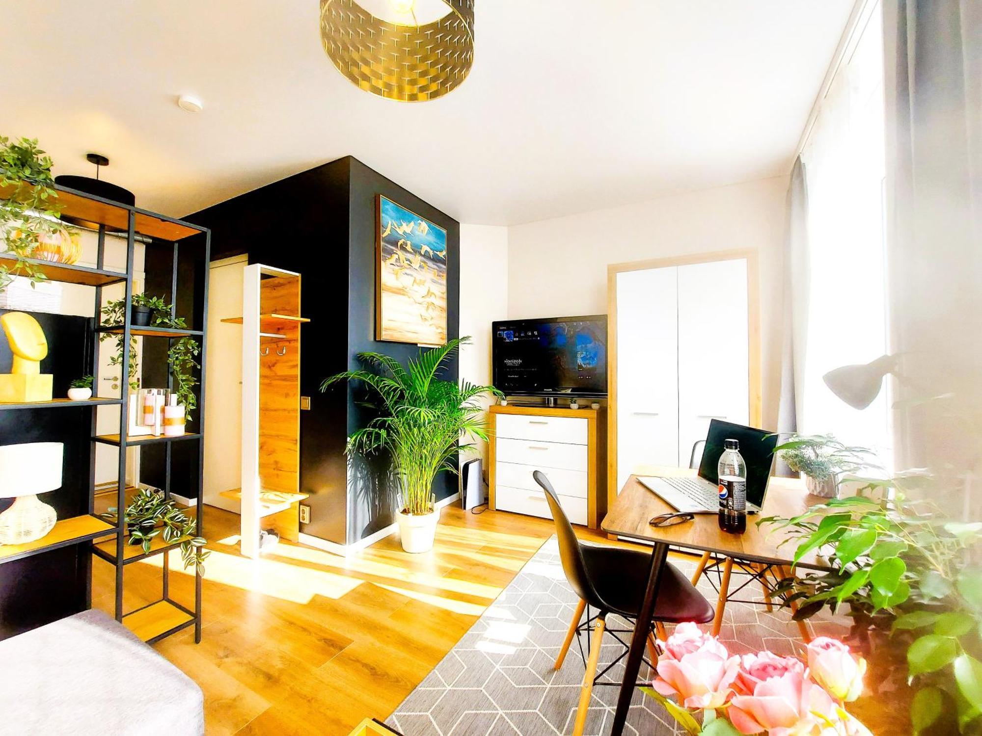 Cofy - Near-centrally Located, Quiet District, Air-conditioning, Free Parking, 24-7 Express Check-in-out, Close To Nature, Everything Need For Living!