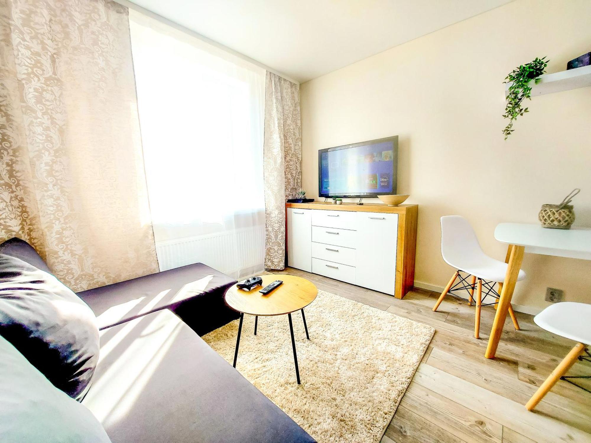 Cofy - Near-centrally Located, Quiet District, Air-conditioning, Free Parking, 24-7 Express Check-in-out, Close To Nature, Everything Need For Living! Apartment