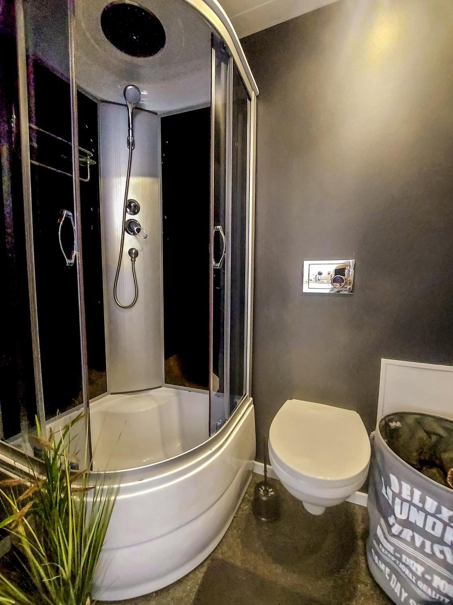 Cofy - Near-centrally Located, Quiet District, Air-conditioning, Free Parking, 24-7 Express Check-in-out, Close To Nature, Everything Need For Living! Apartment *