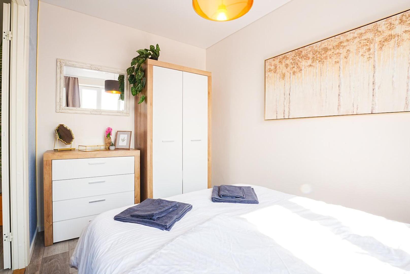 Cofy - Near-centrally Located, Quiet District, Air-conditioning, Free Parking, 24-7 Express Check-in-out, Close To Nature, Everything Need For Living! Apartament